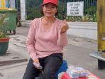 kisah-wanita-yang-buka-jasa-tukar-uang-di-pinggir-jalan-meski-tahu-riba.jpg