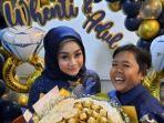 komedian-adul-meminang-wenty-eri-dengan-mahar-berupa-perhiasan-emas-seberat-13-gram.jpg