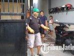 komunitas-suporter-persebaya-surabaya-brigade-bonek-penyemprotan-disinfektan-cegah-virus-corona.jpg
