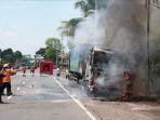 kondisi-truk-trailer-muatan-gas-cng-terbakar-di-jalan-by-pass-kabupaten-mojokerto.jpg