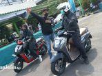 konsumen-honda-asal-surabaya-raya-saat-menjajal-langsung-new-honda-genio-di-mpm.jpg