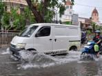 korban-banjir-Semarang-dapat-bantuan-sebungkus-nasi-untuk-lima-anggota-keluarga.jpg
