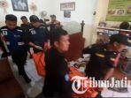 korban-saat-akan-dimasukkan-ke-dalam-ambulance.jpg