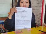 korban-saat-menunjukkan-surat-tanda-lapor-dari-polsek-genteng-surabaya.jpg