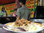 lapak-nasi-kebuli-di-kawasan-religi-sunan-ampel-surabaya-ramai-dikunjungi-pembeli.jpg