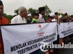 lpi-sumenep-menggelar-aksi-demonstrasi-di-depan-gedung-islamic-center-bindara-saod-sumenep.jpg