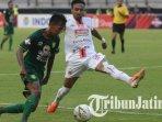 m-supriadi-berduel-dengan-rohit-chand-saat-laga-persebaya-vs-persija-jakarta.jpg