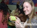 mahasiswa-amerika-belajar-bikin-ketupat_20180626_165104.jpg