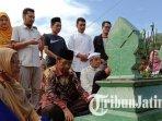 mahfud-md-bersama-keluarga-mengaji-di-makam-mahmodin-di-pamekasan.jpg