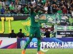 makan-konate-seusai-gagal-mengeksekusi-penalti-pada-laga-persebaya-vs-bhayangkara-fc.jpg