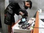 maling-membobol-toko-reparasi-ponsel-iPhone-di-Jalan-Manukan-Dalam-Manukan-Kulon-surabaya.jpg