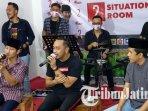mas-ipin-mochamad-nur-arifin-dan-giring-ganesha-saat-konser-mini-virtual-di-trenggalek.jpg