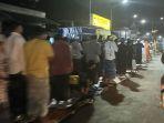 masjid-bagi-uang-Rp20-ribu-ke-jemaah-usai-tarawih.jpg