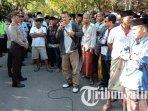 massa-dari-kecamatan-kadur-kabupaten-pamekasan-melakukan-aksi-demo-di-depan-kantor-bawaslu.jpg