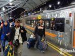 masyarakat-jawa-timur-menggunakan-transportasi-kereta-api.jpg