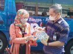 masyarakat-menukarkan-uang-pecahan-baru-di-mobil-kas-keliling-bi.jpg