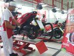mekanik-mpm-honda-di-surabaya-saat-serius-menservis-motor-milik.jpg