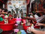 menjelang-imlek-2571-umat-klenteng-hong-san-ko-tee-memandikan-ratusan-patung-dewa.jpg