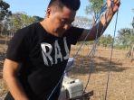 merry-menimba-air-di-kampung-halamannya-di-sampang-madura.jpg
