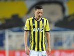 mesut-ozil-berseragam-fenerbahnce.jpg