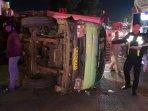 minibus-Isuzu-Elf-bertabrakan-dengan-truk-box-di-simpang-empat-Sambong-jombang.jpg