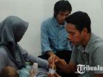 misbakhus-solikin-ditemani-istri-saat-menghadiri-lamaran-evan-dimas.jpg