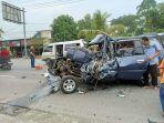 mobil-Kijang-setelah-menabrak-bagian-belakang-bus-Bagong-di-Jombang.jpg