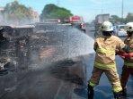mobil-boks-Gran-Max-bermuatan-makanan-beku-dan-buah-buahan-terbakar-di-Tol-Dupak-surabaya.jpg