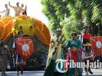 mobil-hias-dan-atraksi-ditampilkan-pada-parade-mobil-hias-dan-pawai-budaya-Surabaya-Vaganza.jpg