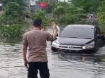 mobil-kepala-dinas-perpustakaan-gresik-terjebak-banjir.jpg
