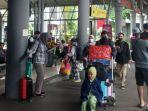 momen-libur-natal-2022-dan-tahun-baru-2023-stasiun-gubeng-surabaya-tampak-dipadati-penumpang-ka.jpg