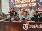 muncikari-layanan-kencan-bertiga-bersama-wanita-hamil-saat-diamankan-di-Mapolresta-Mojokerto.jpg