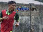 nasir-bek-kiri-baru-persebaya-surabaya-saat-latihan-di-lapangan-jenggolo-sidoarjo.jpg