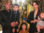 nia-ramadhani-dan-keluarga_20180813_172636.jpg