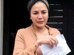nikita-mirzani-kaget-rumahnya-tiba-tiba-digeruduk-polisi.jpg