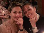 nikita-mirzani-liburan-ke-paris-bersama-fitri-salhuteru.jpg