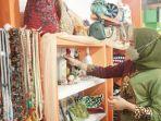 ning-sasha-saat-melihat-pameran-umkm-asal-sidoarjo.jpg