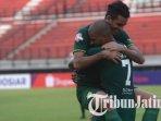 otavio-dutra-dan-david-da-silva-selebrasi-persebaya-vs-bhayangkara-fc.jpg