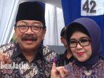 pakde-karwo-ditemani-istri-gunakan-hak-pilihnya-di-pemilu-2019.jpg