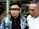 papa-muda-di-Surabaya-curi-susu-bayi-papa-muda-bergaya-dilan-mencuri.jpg