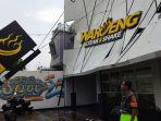 papan-nama-resto-di-malang-roboh.jpg