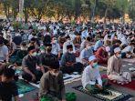 para-jamaah-salat-idul-fitri-di-bondowoso.jpg