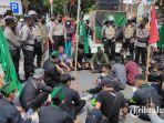 para-mahasiswa-berdialog-dengan-perwakilan-anggota-dprd-kota-blitar-di-jl-a-yani-kota-blitar.jpg