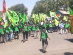 para-pekerja-unjuk-rasa-di-pt-samator-intiperoksida.jpg