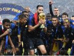 para-pemain-prancis-merayakan-kesuksesan-menjuarai-piala-dunia-2018_20180716_091453.jpg