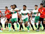 para-pemain-timnas-indonesia-putih-hijau-mendapat-penjagaan-dari-para-pemain-timor-leste.jpg
