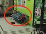 pasien-berbaring-di-kursi-tunggu-Puskesmas-Salo-karena-tidak-mendapat-pelayanan.jpg