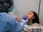 pasien-national-hospital-surabaya-saat-melakukan-tes-pcr-covid-19-ilustrasi-harga-swab.jpg