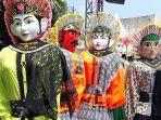 pasutri-pengamen-ondel-ondel-dilarang-mangkal.jpg