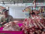 pedagang-daging-sapi-di-pasar-baru-tuban-rabu-162022.jpg